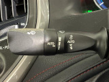 【オートワイパー(AUTO)】雨が降り出した時に、雨滴検出用センサー(レインセンサー)が雨滴を感知すると、自動でワイパーが動作します。