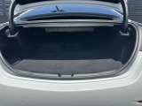 ゆったりとしたトランクルームでございます。たくさんのお荷物の車載が可能でございます。