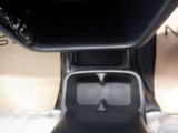 ほっと一息のドリンクをキープするドリンクホルダーです。携帯電話入れても良し。ただし走行中の携帯電話の使用は禁止されていますのでご注意を!