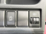 【アイドリングストップ】赤信号や渋滞で停車した際にエンジンを停止し、無駄な燃料の消費を抑えます。燃費向上や環境保護につなげる機能♪エンジンはブレーキを離せば再始動します。