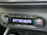 オートエアコン付きなので一度、気温を設定すれば自動的に過ごし易い温度に調整してくれますよ。 車内をいつでも快適空間にしてくれます。