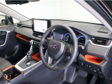 落ち着いた色合いで統一された室内。居心地の良い運転席がロングドライブをサポート。