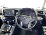 運転席まわりです。 各操作スイッチは使いやすい位置に配置されてます。