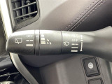 【オートワイパー(AUTO)】雨が降り出した時に、雨滴検出用センサー(レインセンサー)が雨滴を感知すると、自動でワイパーが動作します。