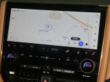 【14インチ純正ナビ】純正ナビを装備。タッチパネル式で使いやすく、詳細地図により目的地をピンポイントで設定できます。初めての道でも迷いにくく、ロングドライブも快適ですよ♪