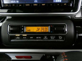 フロントオートエアコン装備ですので常にお好みの温度に調整ができ車内を快適な空間に保ってくれます。