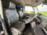 運転席まわりには十分なスペースがあり、大柄な方でもゆったり運転していただける環境です。