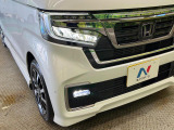 【LEDヘッドライト】悪天候や夜間走行時も良好な視界を確保し安心して運転できる高輝度LEDヘッドライトを装備!点灯速度が早く、消費電力も抑えられています。