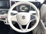 インテリアに合わせたデザインのステアリングは、運転される方のことも考え、運転しやすい形状、大きさです。是非一度、実際に触ってお確かめください。