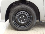 【スチールホイール】純正なので車に似合うデザインになっていますね。スタッドレスタイヤもご相談下さい。