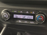 【オートエアコン】一度お好みの温度に設定すれば、車内の温度を検知し風量や温度を自動で調整。暑い&hellip;寒い&hellip;と何度もスイッチ操作をする必要はありません。快適な車内空間には必須の機能ですね♪