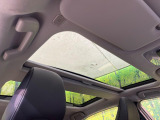 【パノラマルーフ】大型のガラスルーフ搭載で車内の解放感が一気にアップ!開放的なドライブをお楽しみいただけます。