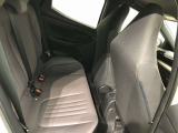 【後部座席】も当然、綺麗・清潔に仕上げております。内装の綺麗なお車は気持ちが良いですし、コンディションのいい車が多いです。これもオススメの1台です。