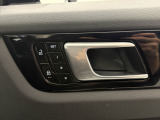 メモリーパッケージ:運転席や助手席のシート位置、ステアリング、ドアミラーの角度などを電動で調整します。