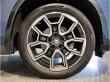 BMWの純正アロイホイールは軽量かつ強度にも優れているホイールで走行性能を引き上げる設計になっております。足元にもBMWは妥協がなくこだわっている個所になります。