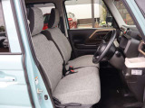 シートまわりもゆったりとしており、日常の運転から長距離まで快適にお使いいただけます。