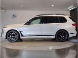 【XDrive】強大なパワーをXdriveシステムが瞬時に理想的な可変配分を行い、かつてない安心・快適・スポーティな走りを約束します。走行状況に応じてトルク配分を最適化してくれる優れものです!