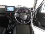 革巻きステアリングで快適な操作性の運転席です。