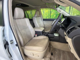 運転席まわりには十分なスペースがあり、大柄な方でもゆったり運転していただける環境です。