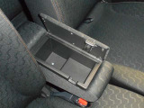 運転席と助手席の間のひじ掛けの中に小物を入れるスペースがあります!
