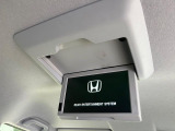 【フリップダウンモニター】大画面モニターで後席でもエンタメをお楽しみいただけます。小さなお子様にも大人気の装備です♪