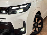 【LEDヘッドライト】悪天候や夜間走行時も良好な視界を確保し安心して運転できる高輝度LEDヘッドライトを装備!点灯速度が早く、消費電力も抑えられています。