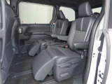 後席は、膝元に十分なスペースを確保!さらにフラットな後席フロアによって足元空間も広々として、ゆとりがあります!室内も専門のスタッフによる清掃済みでキレイです♪是非一度ご覧ください!