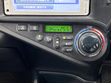 【オートエアコン】一度お好みの温度に設定すれば、車内の温度を検知し風量や温度を自動で調整。暑い&hellip;寒い&hellip;と何度もスイッチ操作をする必要はありません。快適な車内空間には必須の機能ですね♪