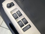【電動格納ミラー】サイドミラーは電動格納式となっており、狭い駐車場でもキズがつくリスクを抑えられます。