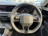 快適なショールームにて、お車選びのお手伝いから、ご購入後の整備待ちまで、ご対応致します。