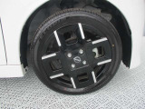 日産純正のアルミホイールが装着されてます。ボディデザインとマッチしておりカッコイイですね。
