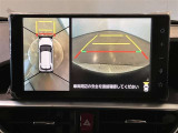 【パノラミックビューモニター】映像で、見づらい車両周辺の確認をアシスト。クルマを真上から見ているような映像を表示。 運転席から確認しにくい車両周囲の状況を把握。