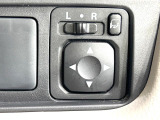 【電動格納ミラー】サイドミラーは電動格納式となっており、狭い駐車場でもキズがつくリスクを抑えられます。
