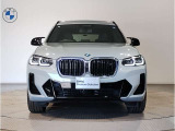【キドニーグリル】BMWは約90年もの間、ほぼ全ての車両にひと目でBMWだと分かるこの特徴的なフロントグリルが備えられ、デザイン・アイコンとして親しまれてきました。