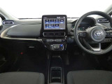 運転席・助手席を入れたインストルメントパネル全体画像です。
