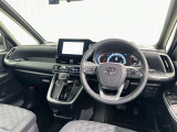運転席まわりです。 各操作スイッチは使いやすい位置に配置されてます。