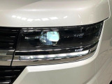 【LEDヘッドライト】悪天候や夜間走行時も良好な視界を確保し安心して運転できる高輝度LEDヘッドライトを装備!点灯速度が早く、消費電力も抑えられています。