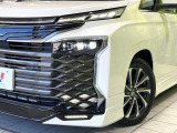 【LEDヘッドライト】悪天候や夜間走行時も良好な視界を確保し安心して運転できる高輝度LEDヘッドライトを装備!点灯速度が早く、消費電力も抑えられています。