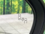 【ブラインドスポットモニター】走行中、ドアミラーの死角になりやすい箇所に後続車が接近するとサイドミラーのレンズに警告を表示!ドライバーに注意喚起をしてくれます。