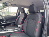 体を包み込むような座り心地で運転をサポートします。