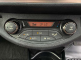 AUTOエアコンで設定した温度に快適に保ってくれます。