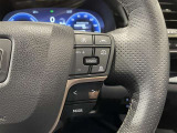 ステアリングスイッチ付きで、運転中に視線を前に向けたまま操作できます。