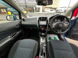 インパネ廻りの写真です。フロアーCVTですので、運転がしやすいです。純正メモリーナビ付きですので、ドライブやご旅行にとても便利です。