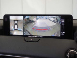 【360&deg;ビュー・モニター】クルマを真上から見たような俯瞰(ふかん)映像や助手席側のサイド映像など、視点を切り替えて表示。さまざまなアングルで視界をサポートします。