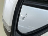【ブラインドスポットモニター】隣を走る車両をレーダーで検知し、インジケーターを点灯。またウインカーを出した場合にはインジケーターも点滅させて注意を促します
