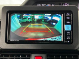 【バックカメラ】 駐車時に車両後方の様子を見ることができるので、運転の不安を軽くします。