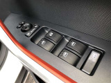 電動格納式ドアミラー付き。 狭い駐車場へ停めた時に、ボタン1つで左右のミラーをたたむ事ができます。