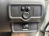 運転席右下のスイッチで各機能の切り替えや操作ができます。
