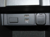 スマートフォン等の充電や連携に便利なUSB Type-Aポートを2基配置。さらに12Vアクセサリー電源も備えドライブ中の電源確保に重宝します。毎日の通勤から遠出まで活躍する、利便性の高い快適装備です。