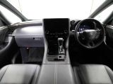 上質で落ち着いた印象のインパネ。視界も広々で運転しやすいです。